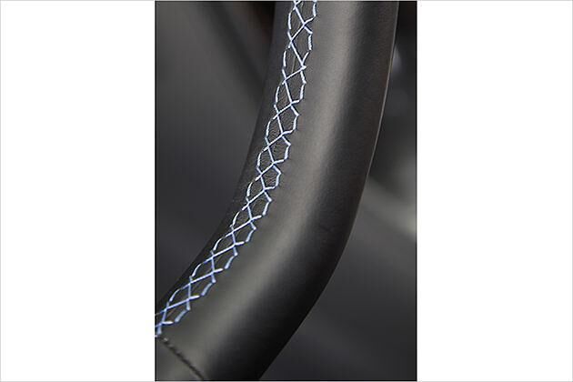 Das Leder am Lenkrad wurde blau vernäht