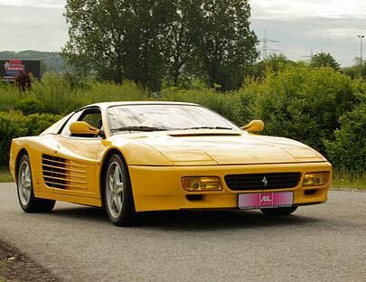 Der Ferrari 512 TR liegt satt auf der Straße.