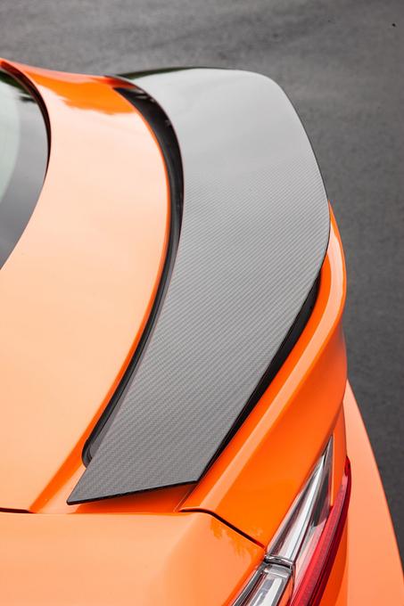 Lexus RC F - der Heckspoiler fährt bei 80 km/h aus