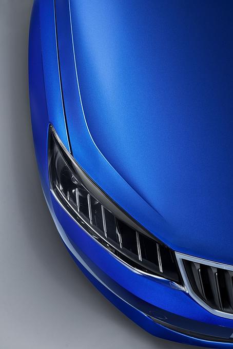 Die Motorhaube hat deutlich sichtbare Falze