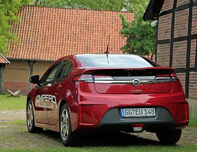 Der Opel Ampera mit einem mächtigen Heck.