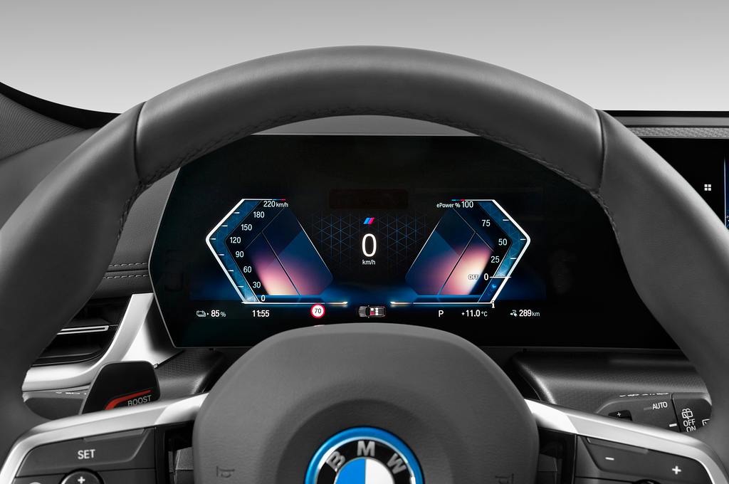 BMW iX1 (Baujahr 2023) M Sportpaket 5 Türen Tacho und Fahrerinstrumente