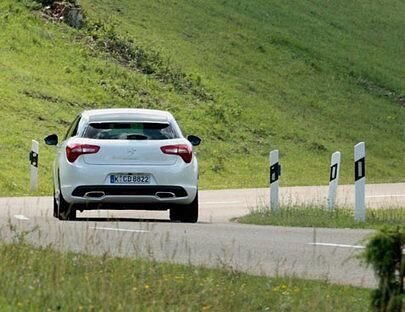 Der Citroën DS5 Hybrid4 ist ein bequemes Auto für vier Personen.