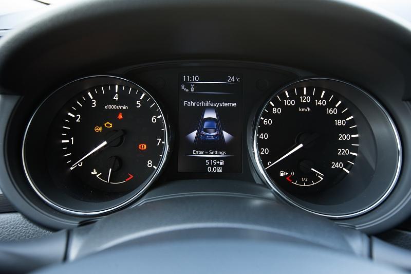 Zwischen den Rundinstrumenten ist ein Fünf-Zoll-Farbdisplay