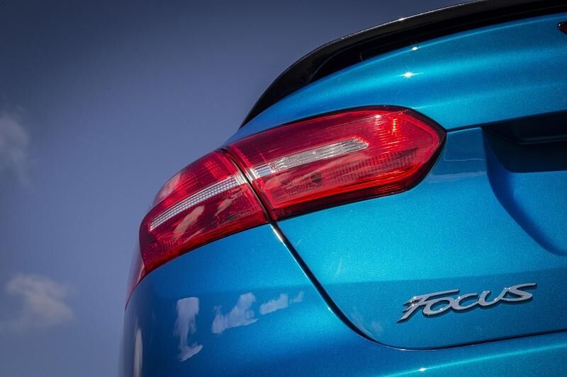 Der Auspark-Assistent steuert den Ford Focus auf Wunsch aus Längsparklücken auch wieder heraus.
