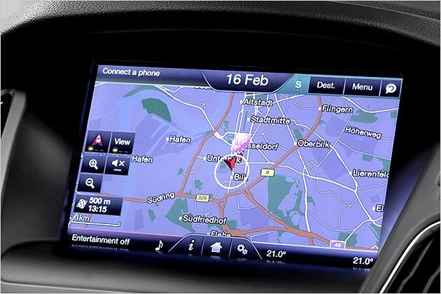 Hier steht das Navi im Vordergrund, um auf die Musik zuzugreifen, müsste man unten links drücken