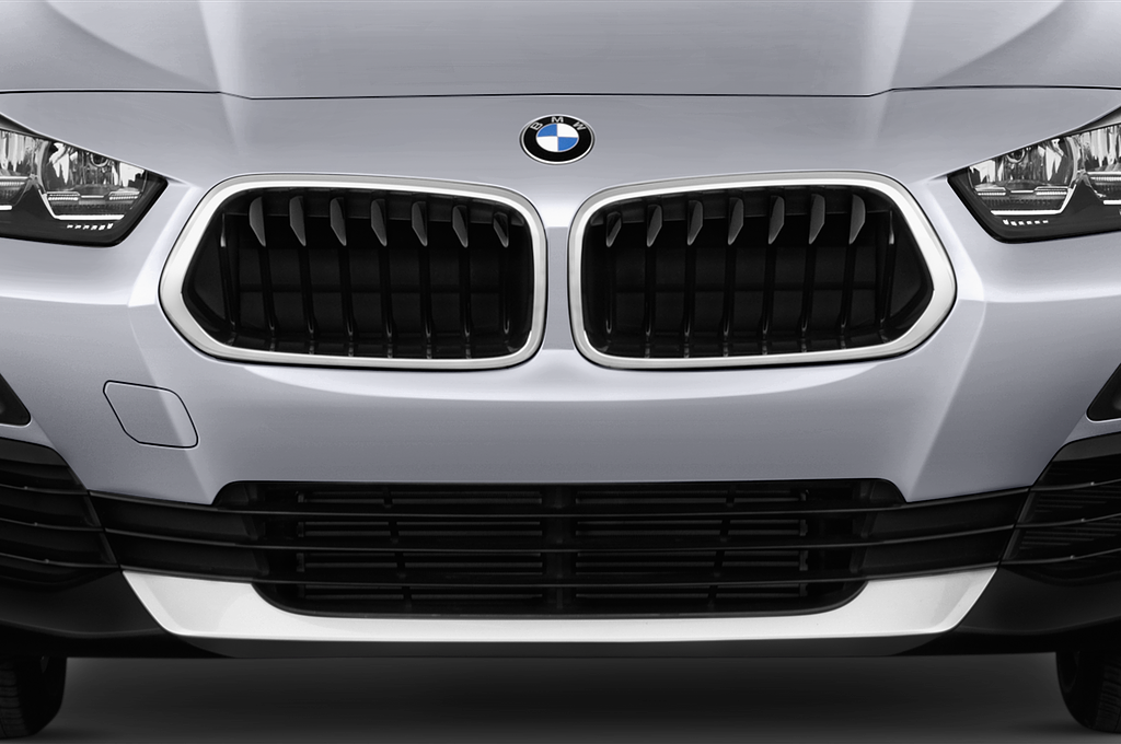 BMW X2 (Baujahr 2018) Advantage 5 Türen Kühlergrill und Scheinwerfer