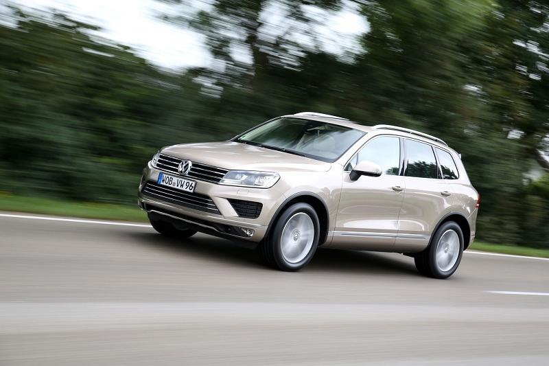 Mit Luftfederung senkt sich der Touareg bei hohen Geschwindigkeiten automatisch ab