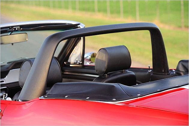 Selbst der Überrollbügel wurde seinerzeit von Carroll Shelby entworfen