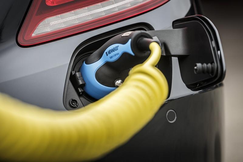 Mercedes S 500 Plug-In Hybrid: der Ladestecker wurde häßlich unter der rechten Rückleuchte positioniert