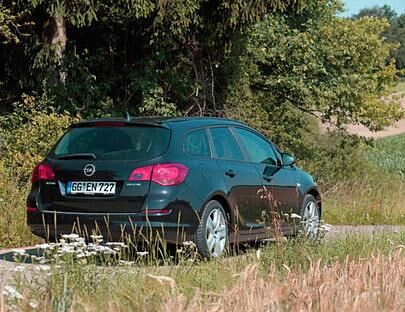 Fünf Personen mit Gepäck sind für den Opel Astra Sports Tourer kein Problem.