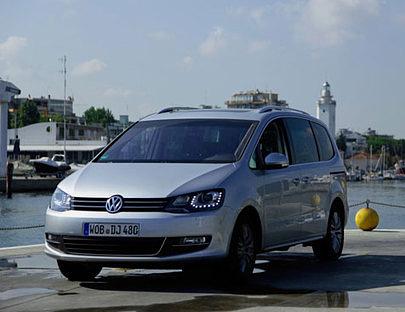 Der Volkswagen Sharan ist ein Top-Reisebegleiter mit viel Platz und wenig Durst.
