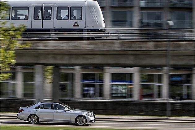 Der S 500 Plug-in-Hybrid schafft rein elektrisch 33 Kilometer, die Hochbahn auf dem Bild etwas mehr