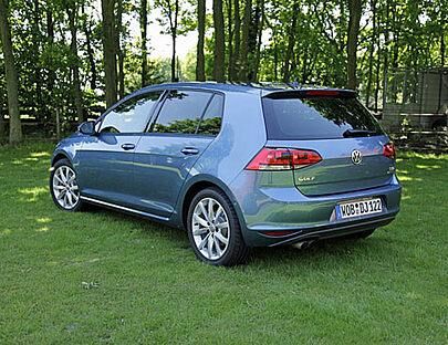 Der Golf 7 hat mit 140 PS und 250 Nm Drehmoment ordentlich Dampf und schafft die wichtige 100 km/h-Marke in nur 8,4 sec.