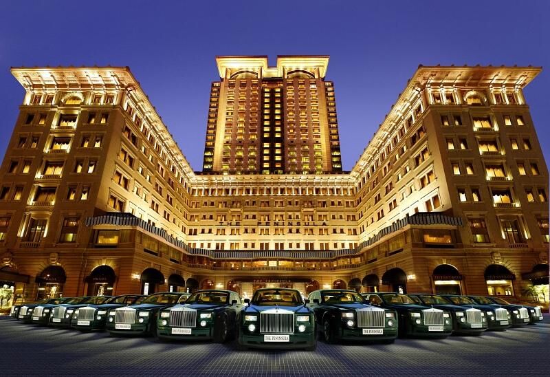 Peninsula Hotel Hong Kong Rolls-Royce Flotte bei Nacht