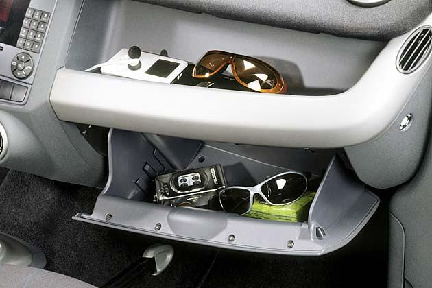 Der Forfour bietet viele Ablageflächen. Unten das aufgeklappte Handschuhfach