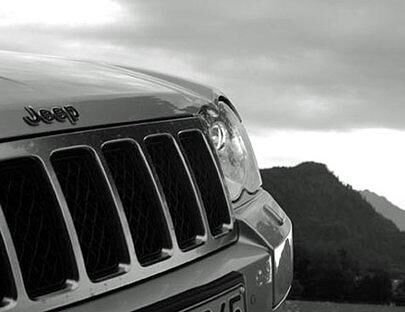 Die großen Kulleraugen des 2008er Grand Cherokee zitieren Daimler.