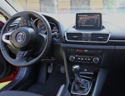 Innen ist alles übersichtlich. Das Mazda SD-Navigationssystem schlägt lediglich mit 600 Euro Aufpreis zu Buche.