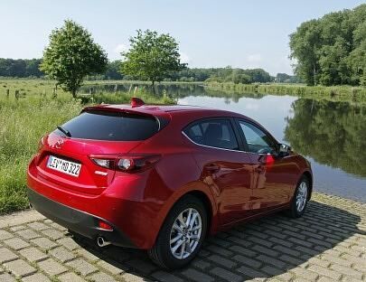 Die 16-Zoll-Alufelgen mit 205/60 R16-Bereifung gehen in Ordnung. In der Sports-Line-Ausstattung sind 215/45 R18-Gummis verbaut.