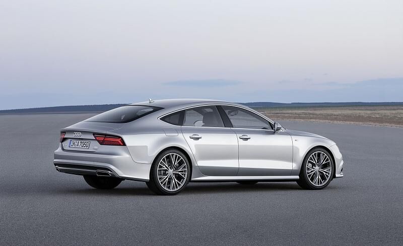 ...die auf 20 Zoll großen Fünf-Speichen-W-Design-Felgen aufgezogen wurden