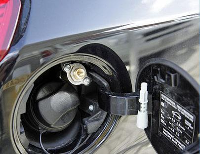 Tanken: Den Staubverschluss abschrauben.