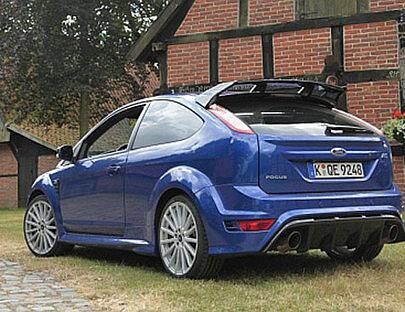 Mächtiger Flügel, zwei "fette" Auspuffrohre sind die Kennzeichen vom Ford Focus RS.