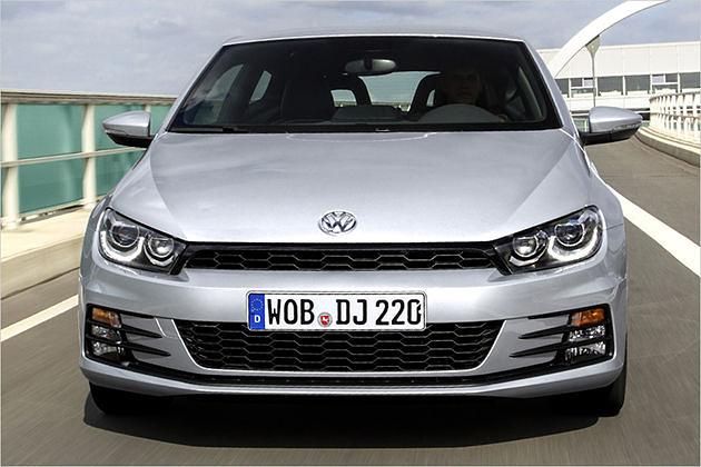 Mehr lackierte Flächen in der Front sollen das Scirocco Facelift optisch breiter und tiefer machen