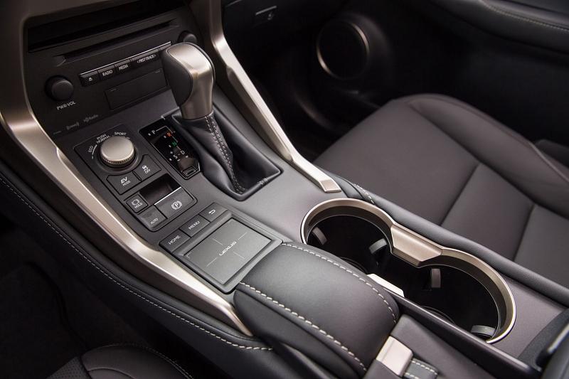 Der Lexus NX 300h verfügt über ein CVT-Getriebe.