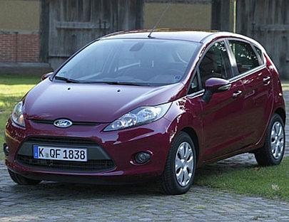 Die Farbe HotMagenta polarisiert, passt dennoch gut zum Ford Fiesta.