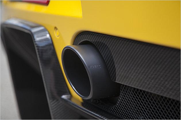 Die Endrohre des Novitec 458 Speciale sind schwarz und im Durchmesser 100 Millimeter