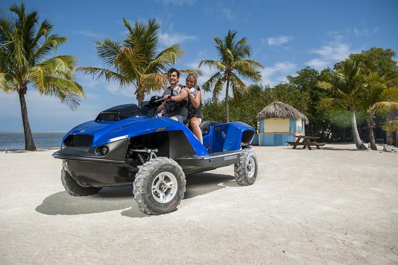 Der Quadski kann auch an Land fahren.