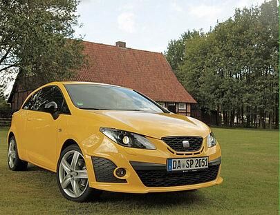 Sportlich, sportlich. Das Crono Gelb passt zum Seat.
