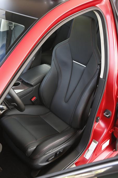 Infiniti Q50 Eau Rouge - die Sportsitze passen exzellent