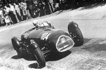 Nuccio Bertone als Rennpilot in einem Fiat 1100  Stanguellini (Aufnahme von 1948)