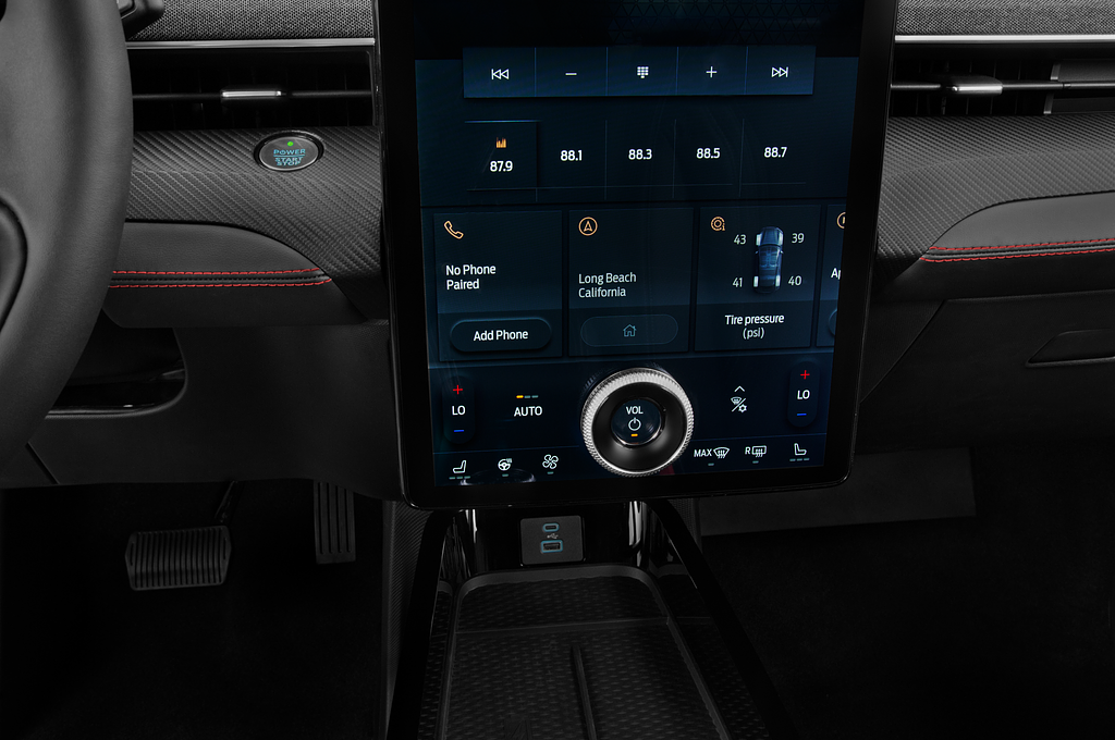 Ford Mustang Mach-E (Baujahr 2021) AWD 5 Türen Temperatur und Klimaanlage