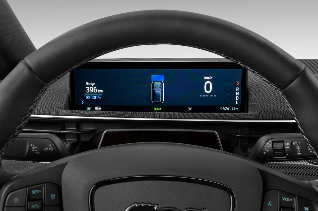 Ford Mustang Mach-E (Baujahr 2022) GT 5 Türen Tacho und Fahrerinstrumente