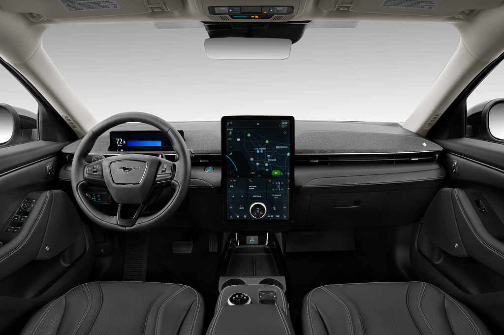 Ford Mustang Mach-E (Baujahr 2023) Premium 5 Türen Cockpit und Innenraum