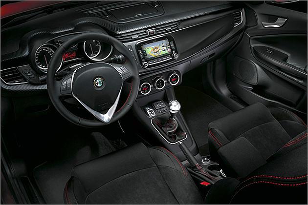 Appetitlich eingerichtetes Cockpit mit klassischer Handbremse und Kugel-Schaltknauf