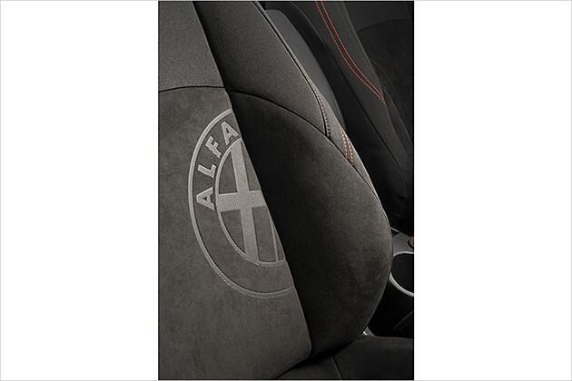 Großformatiges Alfa-Logo in der Sitzlehne