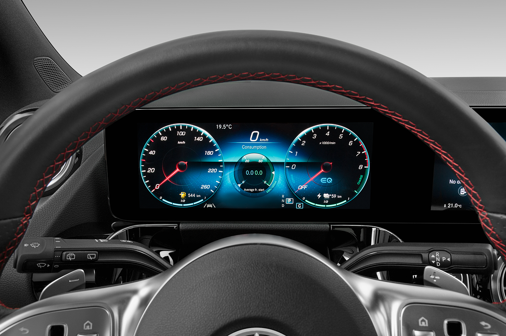Mercedes GLA (Baujahr 2022) 250 e AMG-Line 5 Türen Tacho und Fahrerinstrumente