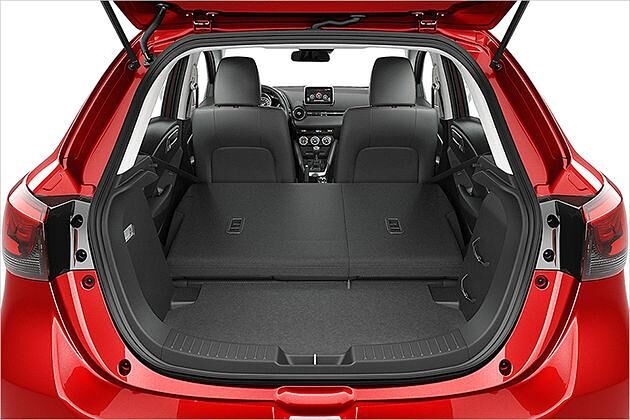Der Ladeboden wird beim Umklappen nicht eben - hier ist der VW Polo klar besser