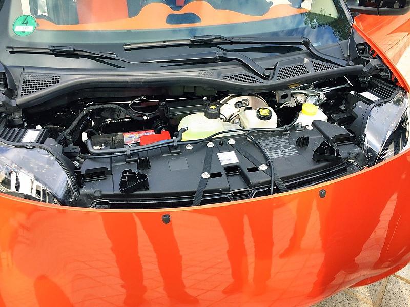 Smart Forfour 2014: Die Einfüllstutzen für die Betriebsflüssigkeiten sind vorne untergebracht