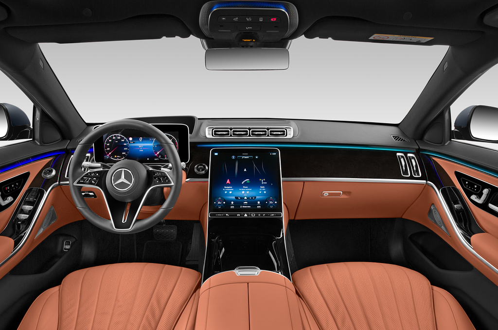 Mercedes S Class (Baujahr 2021) - 4 Türen Cockpit und Innenraum