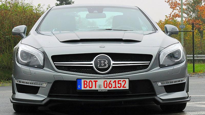 Der Carbon matte Motorhaubenaufsatz ist inklusive.