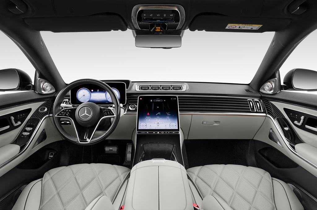 Mercedes S Class (Baujahr 2022) Maybach 4 Türen Cockpit und Innenraum