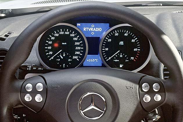 Die Informationen im Zentraldisplay werden mit den linken Lenkradtasten abgerufen