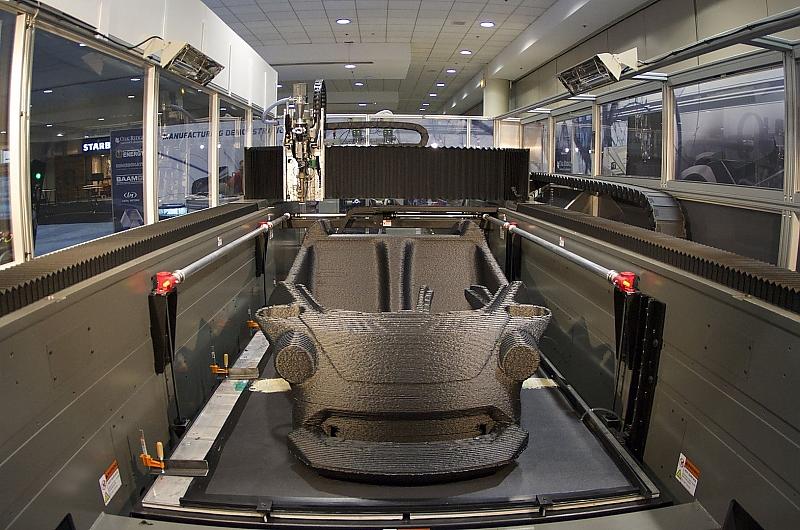Der gewaltige 3D-Drucker braucht 44 Stunden für den Strati.