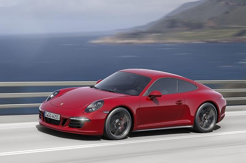 Der Porsche 911 Carrera GTS steht satt da