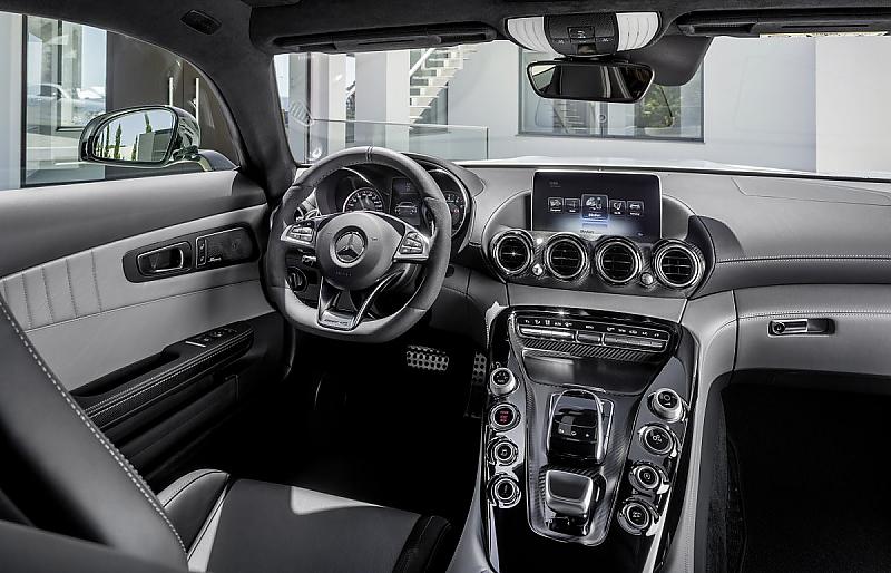Mercedes AMG GTS - der Innenraum ist sportlich, aber überladen