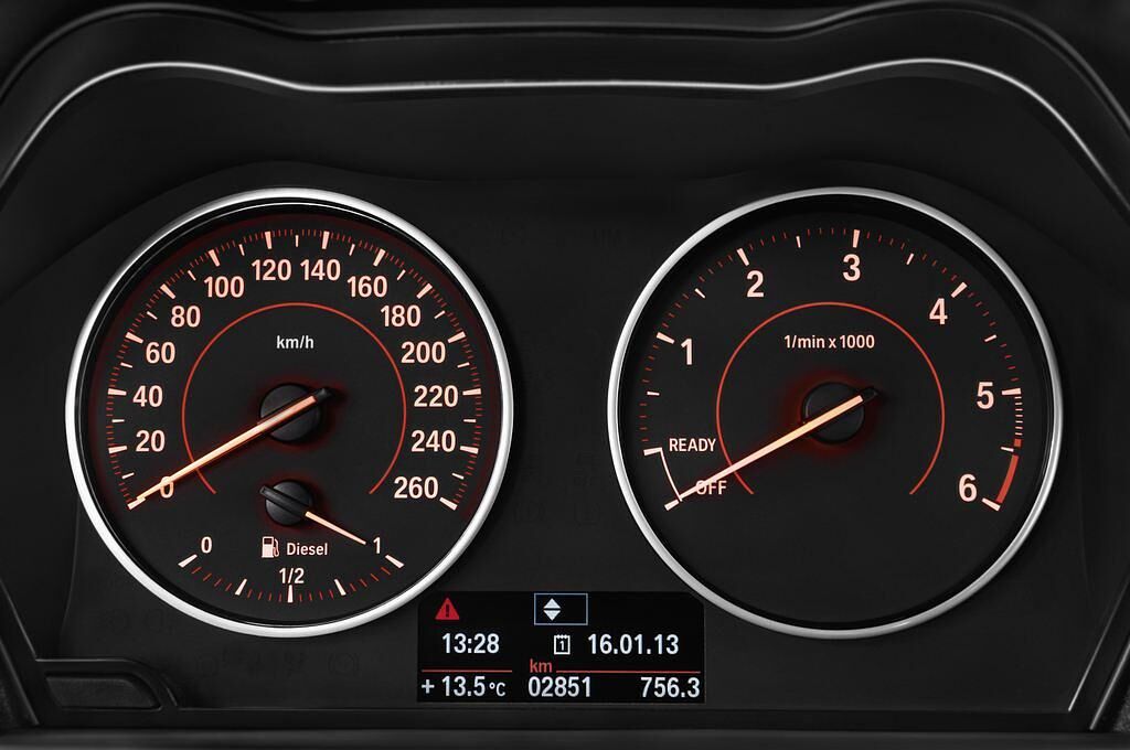BMW 1 Series (Baujahr 2013) M Sportpaket 3 Türen Tacho und Fahrerinstrumente